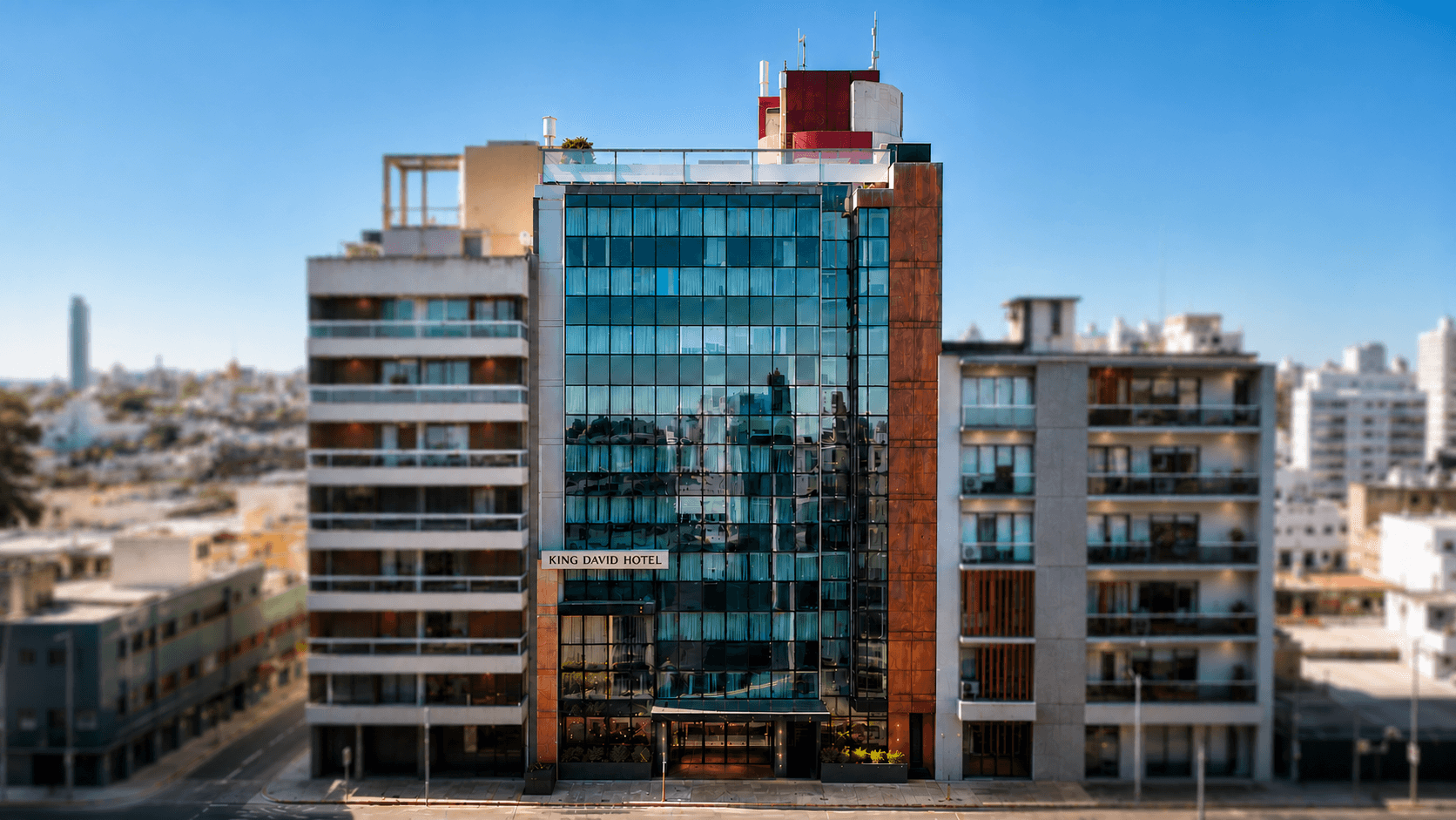 Fachada de vidrio y cobre del King David Flat Hotel sobre Av. General Paz, en el centro de Córdoba