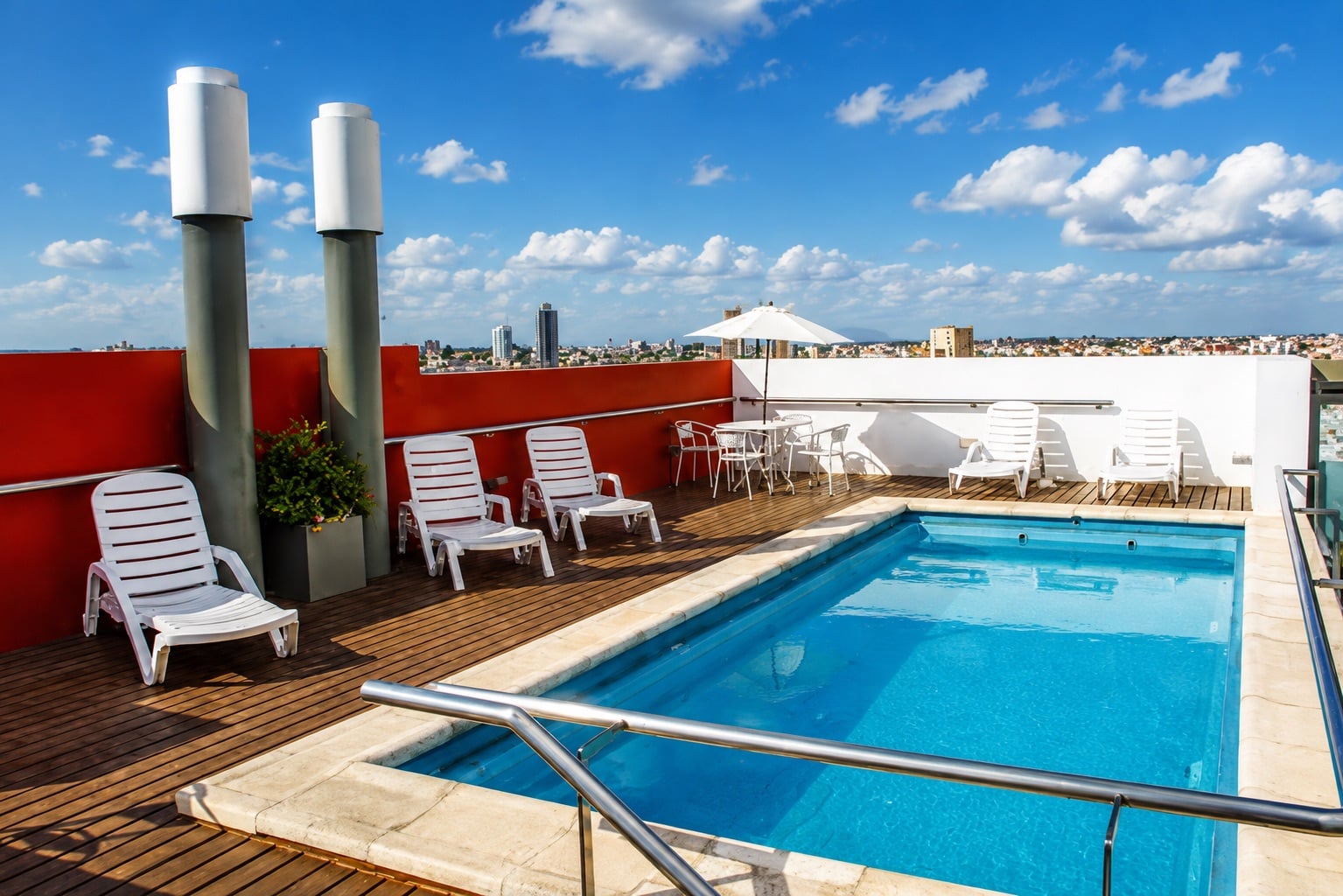 Piscina y solárium
